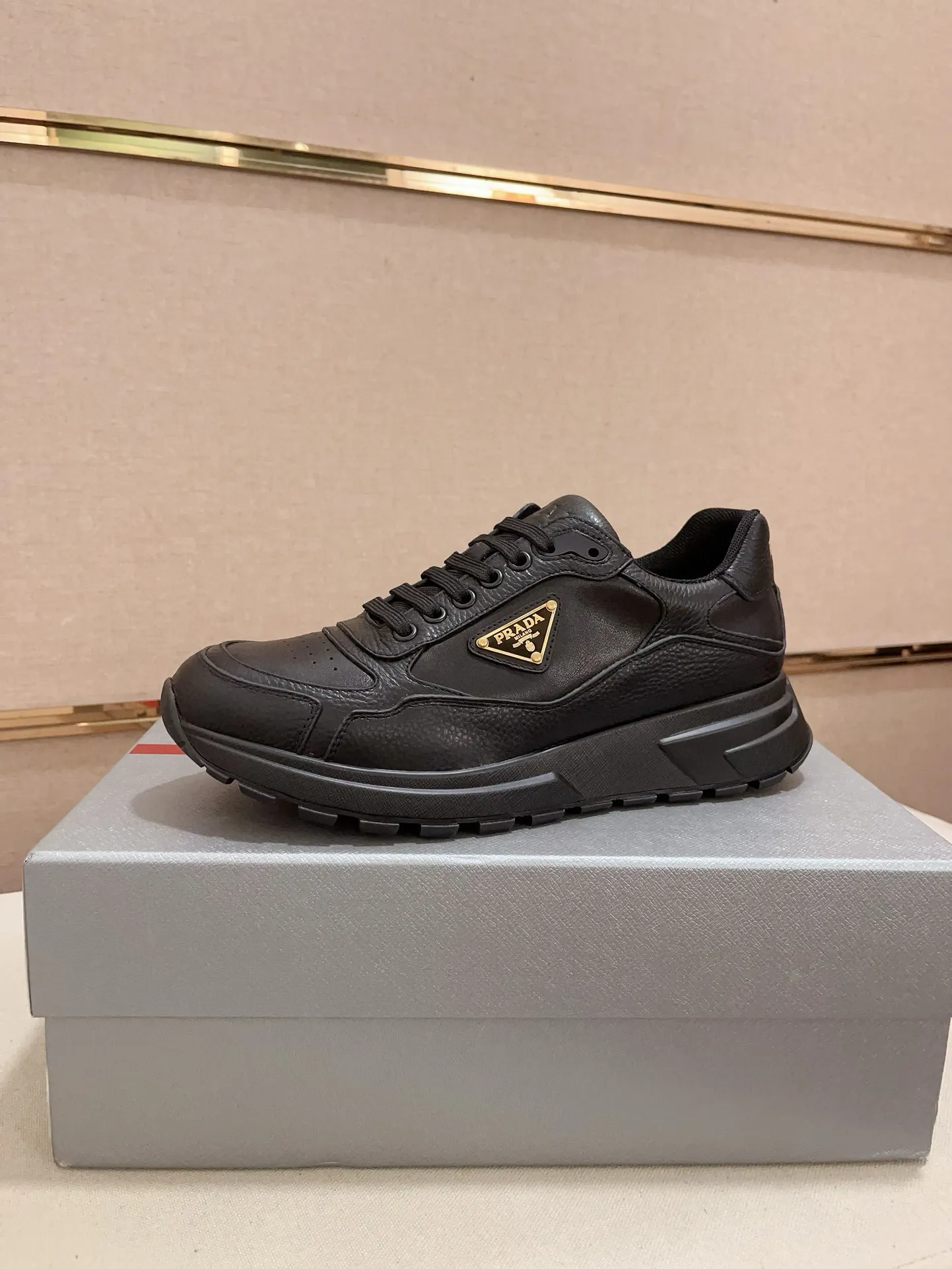 Men's shoes 💰 580💰 ✔️✔️✔️High-quality new PRADA counters are launched simultaneously. The new men's shoes and 😘 fabrics are made of selected first-layer cowhide with superb craftsmanship. Lining: Full cowhide lining. 👍🏿 High-end ☄️ air-cushion molded anti-slip rubber outsole, exquisite lines, simple and elegant, comfortable and high-end for leisure travel. Code number: 38 to 45 (can be customized to 46 to 47, non-refundable)